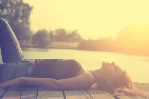 Foto vintage de una joven relajante en la naturaleza — Foto de Stock