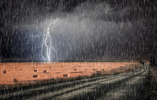 Bliksem storm over asfaltweg — Stockfoto