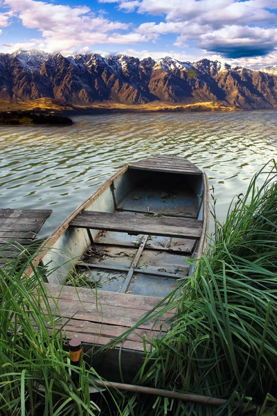 Barco de pesca con fondo de montaña — Foto de Stock