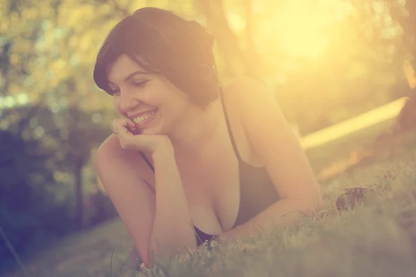 Vintage foto de relaxante jovem mulher no parque da cidade — Fotografia de Stock