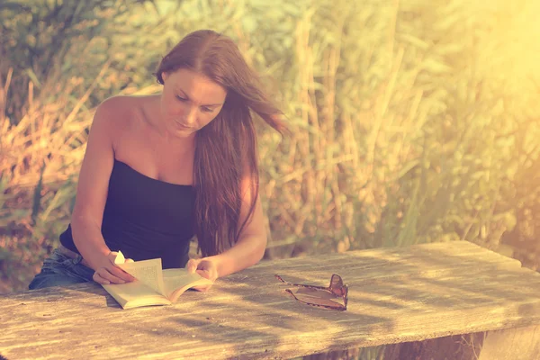 Vintage foto de la mujer de lectura —  Fotos de Stock