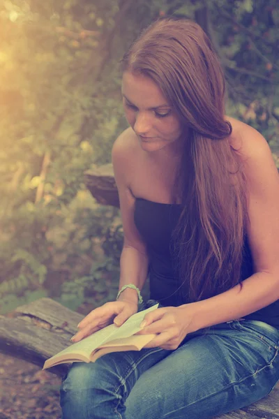 Vintage foto van het lezen van vrouw — Stockfoto