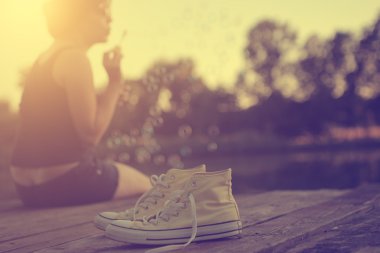 güzel bir kadın sabun köpüğü üfleme