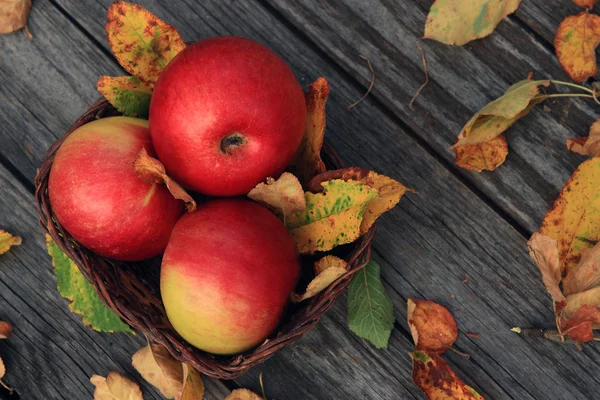 倒れた秋木製テーブルの上のリンゴ葉します。 — ストック写真
