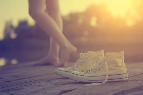 De benen en sneakers van het meisje — Stockfoto