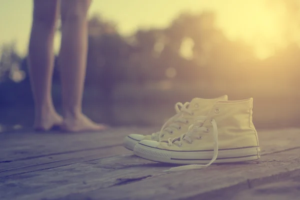 Las piernas y zapatillas de deporte de la chica —  Fotos de Stock