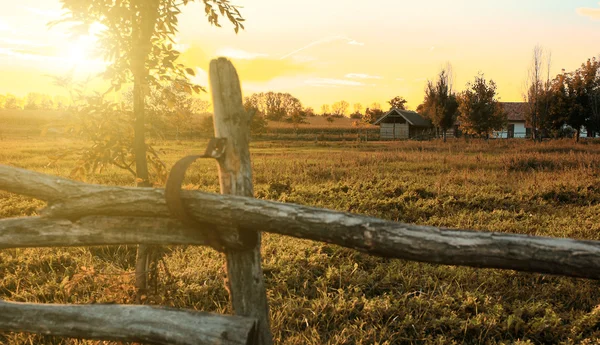 Ferme au coucher du soleil — Photo