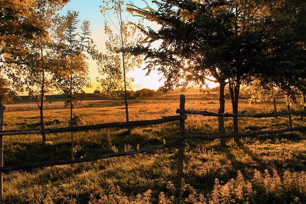 Zemědělská půda v západu slunce — Stock fotografie