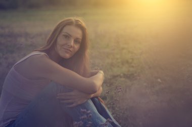 doğada üzgün kadın