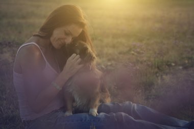 Doğada köpeği olan güzel bir kadın.