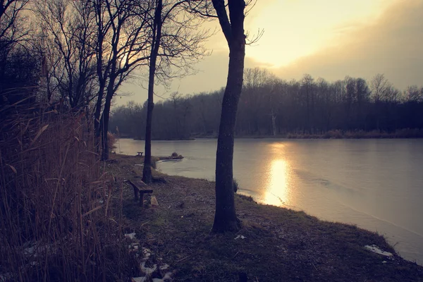Coucher de soleil au lac — Photo