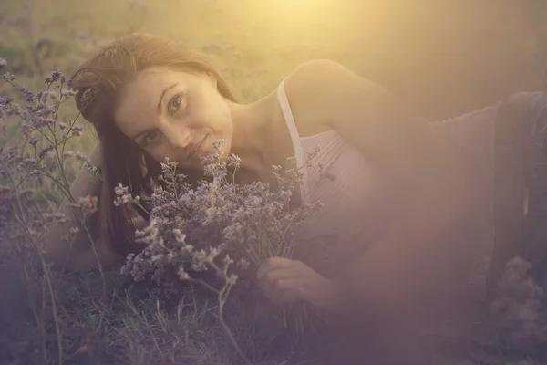 Despreocupado en la naturaleza al atardecer — Foto de Stock