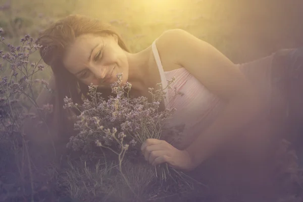 Despreocupado na natureza ao pôr do sol — Fotografia de Stock