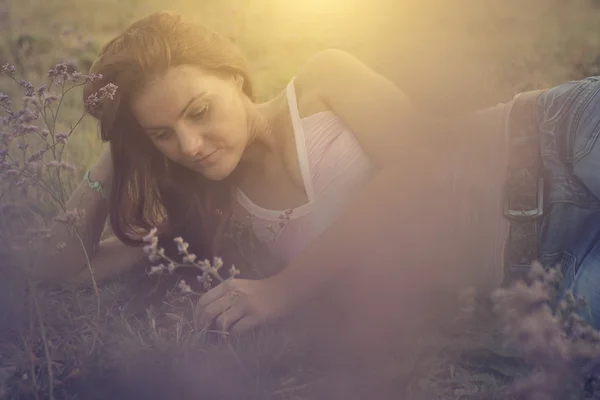 Traurige Frau in der Natur — Stockfoto