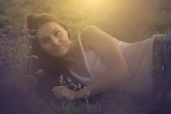 Bezstarostné v přírodě při západu slunce — Stock fotografie