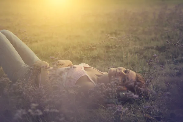 Despreocupado en la naturaleza al atardecer —  Fotos de Stock