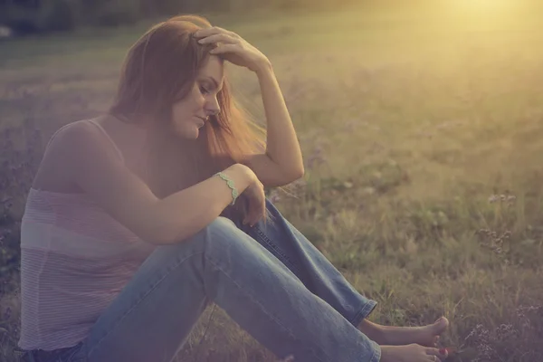 Donna triste nella natura — Foto Stock