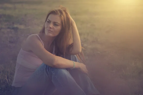 Mujer triste en la naturaleza — Foto de Stock