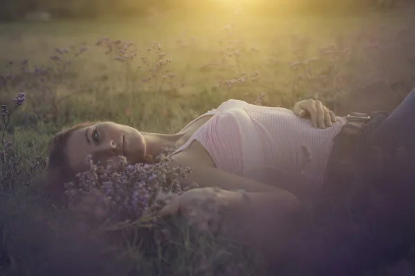 Despreocupado en la naturaleza al atardecer — Foto de Stock