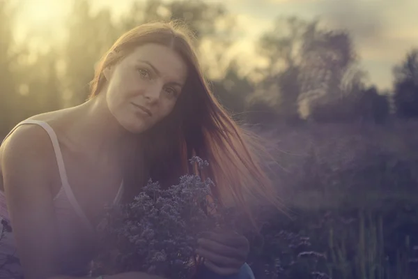 Dívka s květinami — Stock fotografie