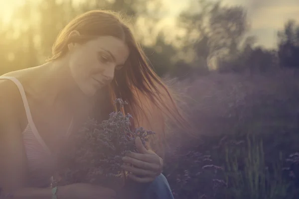 Meisje met bloemen — Stockfoto