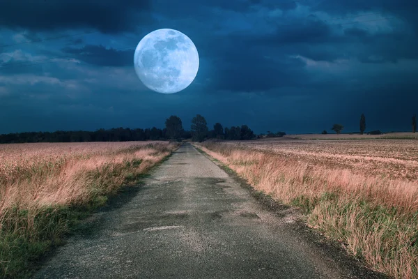 Salida de la luna sobre la carretera asfaltada —  Fotos de Stock