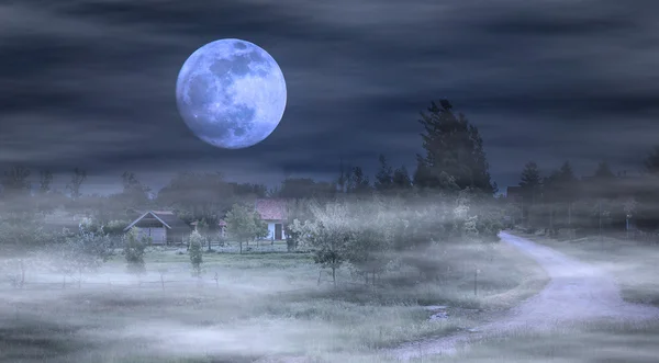 Лунный восход над фермой — стоковое фото
