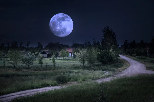 Salida de la luna sobre la granja — Foto de Stock
