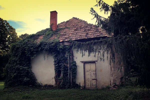 Casa abandonada assustadora — Fotografia de Stock