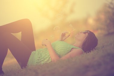 Çimenlerde yatan bir kızın eski bir fotoğrafı.