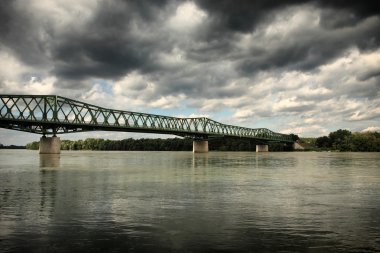 Günbatımında Nehri Köprüsü