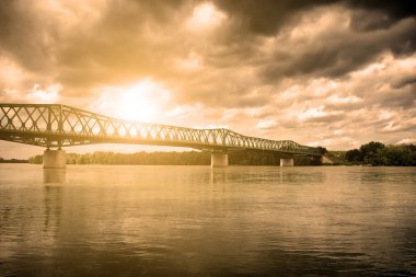 Günbatımında Nehri Köprüsü