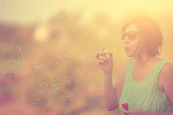 Винтажное фото женщины с мыльным пузырем — стоковое фото