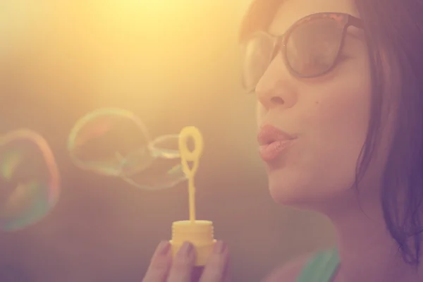 Вінтажні фотографії мильної бульбашки вентилятора жінки — стокове фото