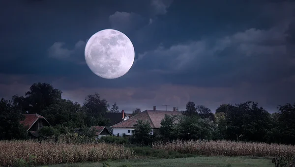 Salida de la luna sobre la aldea — Foto de Stock