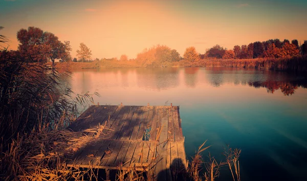 Винтажное фото деревянного пирса на озере — стоковое фото