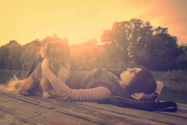 彼女の犬と桟橋でリラックスした女性のビンテージ写真 — ストック写真