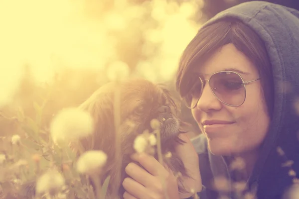 Frau liegt mit Hund im Gras — Stockfoto