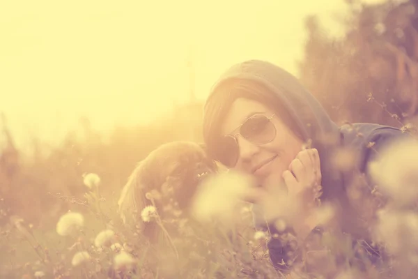 Femme couchée dans l'herbe avec son chien — Photo