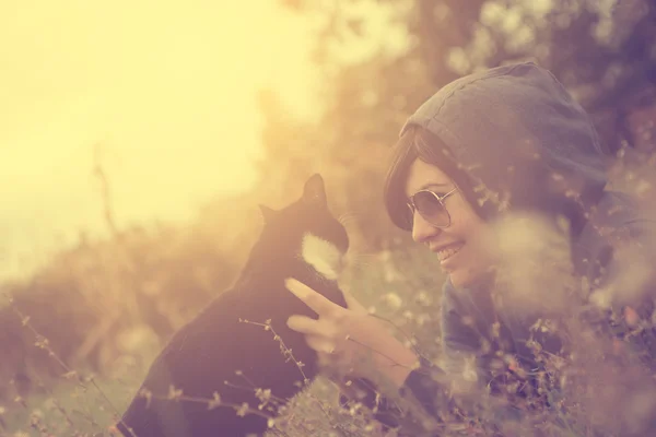 Mujer divirtiéndose con gato — Foto de Stock