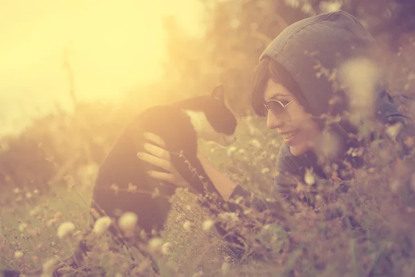 Mulher se divertindo com gato — Fotografia de Stock