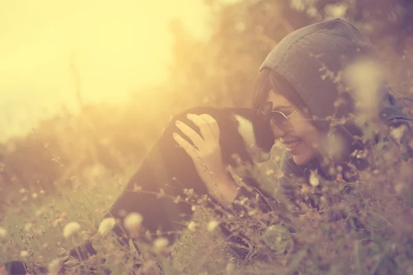 Frau hat Spaß mit Katze — Stockfoto