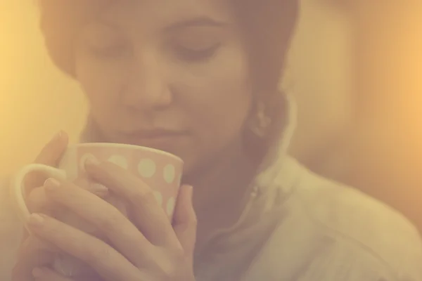 Photo vintage de femme fatiguée buvant du café ou du thé du matin — Photo