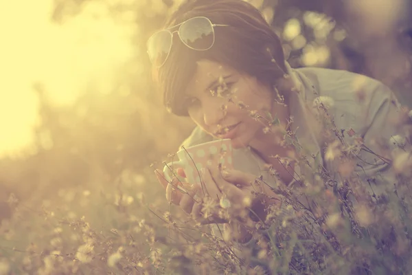 Vintage-Foto einer jungen Frau mit Kaffeebecher — Stockfoto