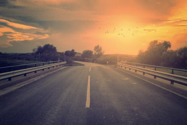 Foto vintage da estrada de tráfego no por do sol — Fotografia de Stock