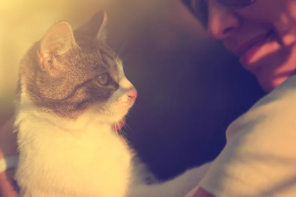 Chica con un gato — Foto de Stock