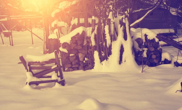 Vintage foto van sneeuw bedekt hout stapel — Stockfoto