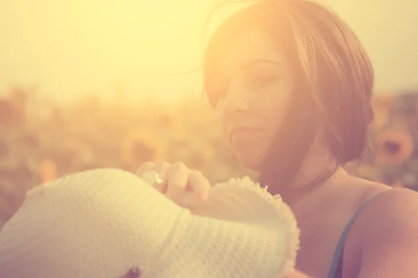 日没のひまわり畑で美しい若い女性のビンテージ写真 — ストック写真