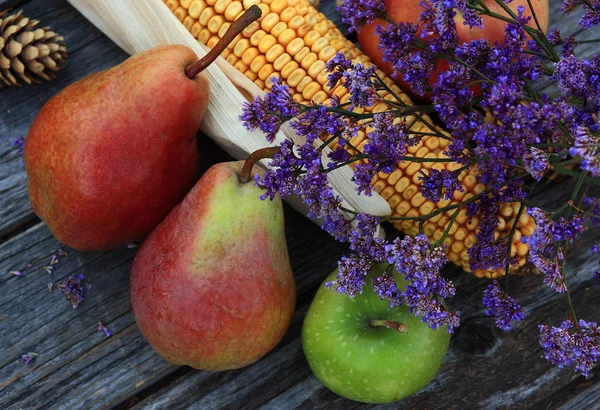 Gezonde vruchten op houten tafel — Stockfoto