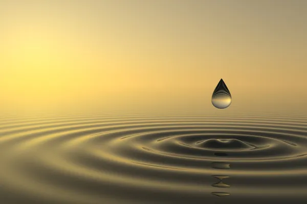 Zen droppe faller i vattnet Stockbild